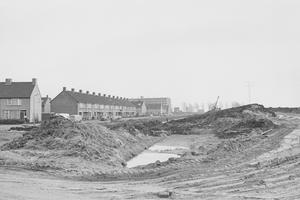 De aanleg van de slaperdijk. Links de Jan Steenstraat. (Noord-Hollands Archief, collectie Fotopersbureau De Boer, 1971.)