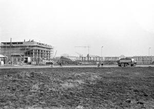 De Pauluskerk in aanbouw. De zandauto rijdt over de Ruishornlaan. Op de achtergrond de Bachstraat. (Noord-Hollands Archief, collectie Fotopersbureau De Boer, 1972.)