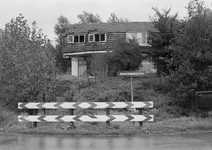Bouwvallige woning op de hoek van de 2e Poellaan en de Rooversbroekdijk. De woning stond op een restant van Ringdijk. Ondanks de cultuur-historische waarde is het onlangs afgegraven. (Noord-Hollands Archief, collectie Fotopersbureau De Boer, 1976.)