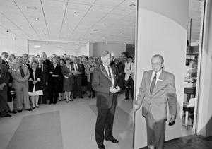 Burgemeester Van der Kroft en beheerder Schenk bij de opening van de nieuwbouw van ‘t Poelhuys. (Noord-Hollands Archief, collectie Fotopersbureau De Boer, 1989.)