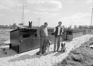 De hondenvereniging neemt nieuwe kennels in gebruik op het terrein van de ijsbaan. (Noord-Hollands Archief, collectie Fotopersbureau De Boer, 1989.)
