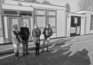 Kunstenaars nemen nieuwe ateliers in gebruik op het binnenterrein tussen Ooievaarstraat, Sperwerstraat, Reigerstraat en Zwaluwstraat. Het waren voormalige schoollokalen. Vlnr: Truus en Frans van der Veld, Anneke van Kesteren en Hein van der Voort. (Noord-Hollands Archief, collectie Fotopersbureau De Boer, 1989.)