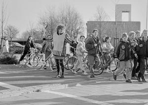 Klaar-over bij basisschool Poeleway aan de Ruishornlaan. Op de achtergrond de Pauluskerk. (Noord-Hollands Archief, collectie Fotopersbureau De Boer, 1990.)