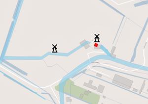 De Lisserpoel is drooggemalen door twee kleine wipmolens in een zogenaamde molengang. De diepst gelegen molen maalt het water een verdieping hoger. De tweede molen pompt het vervolgens in de ringsloot. (Kaart: Henk Schaap, 2024.)